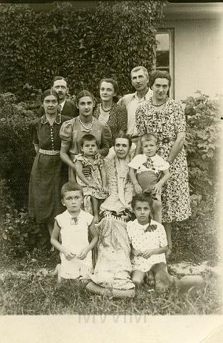 KKE 204.jpg - Fotografia rodziny Bystrzyckich (Leon, Tatiana oraz Michał Bystrzyccy), Krystynopol, 1943 r.